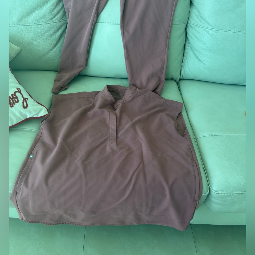 Figs Mauve Rafaela Scrub top